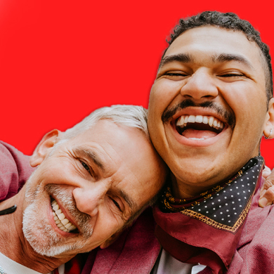 Een stel dat plezier heeft en pronkt met hun glimlach