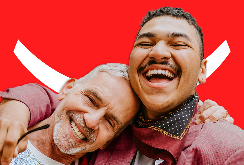 Een stel dat plezier heeft en pronkt met hun glimlach