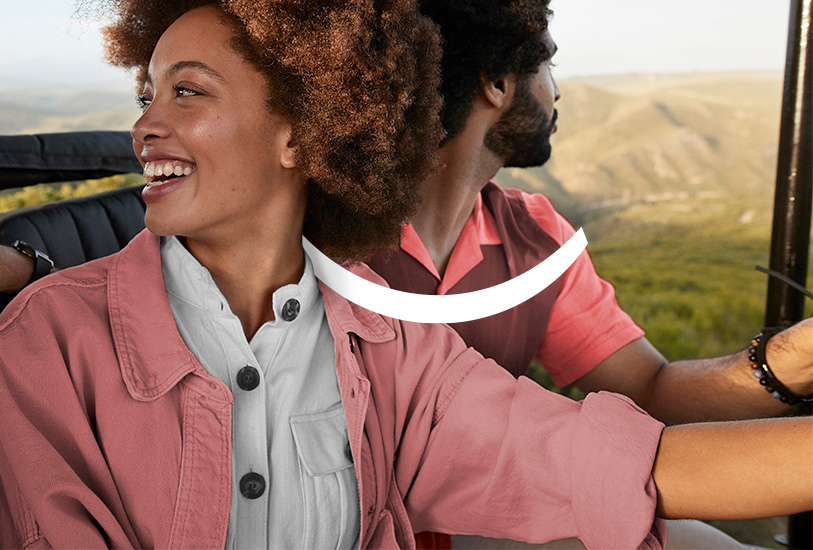 glimlachend stel op avontuur