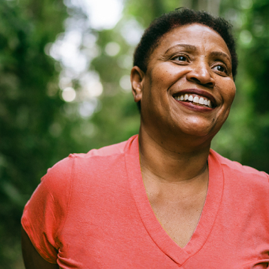 Glimlachende oudere vrouw
