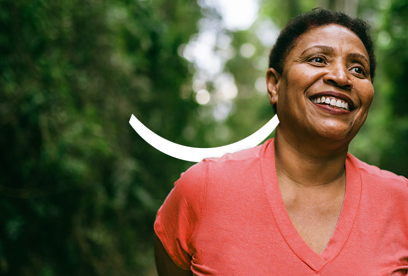 Glimlachende oudere vrouw