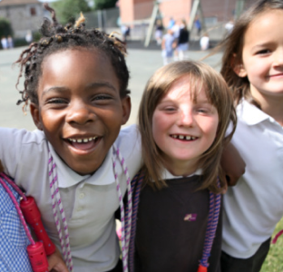 Twee jonge meisjes in uniform bootsen tandenpoetsen na met kartonnen borsteltjes