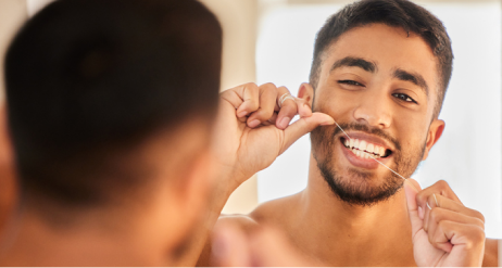 Man die aan het flossen is