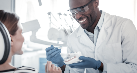 Tandarts die een vrouw verzorgt