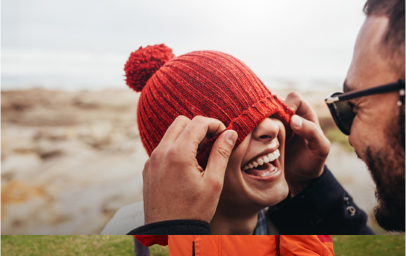 Twee vrouwen met rugzak wandelend op het platteland