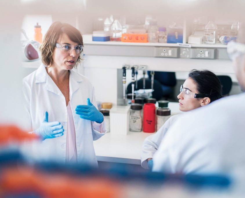Afbeelding van twee wetenschappers in een lab, met witte jassen en brillen